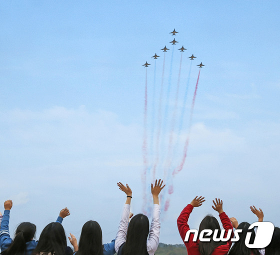 공군과 함께하는 2018 사천에어쇼가 25일부터 28일까지 4일간 경남사천에서 화려하게 펼쳐진다.(사천시제공)© News1