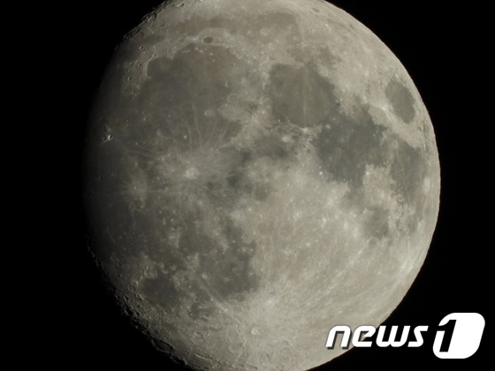 니콘 콤팩트 카메라 '쿨픽스 P1000'으로 촬영한 달 표면 사진(니콘 제공)© News1