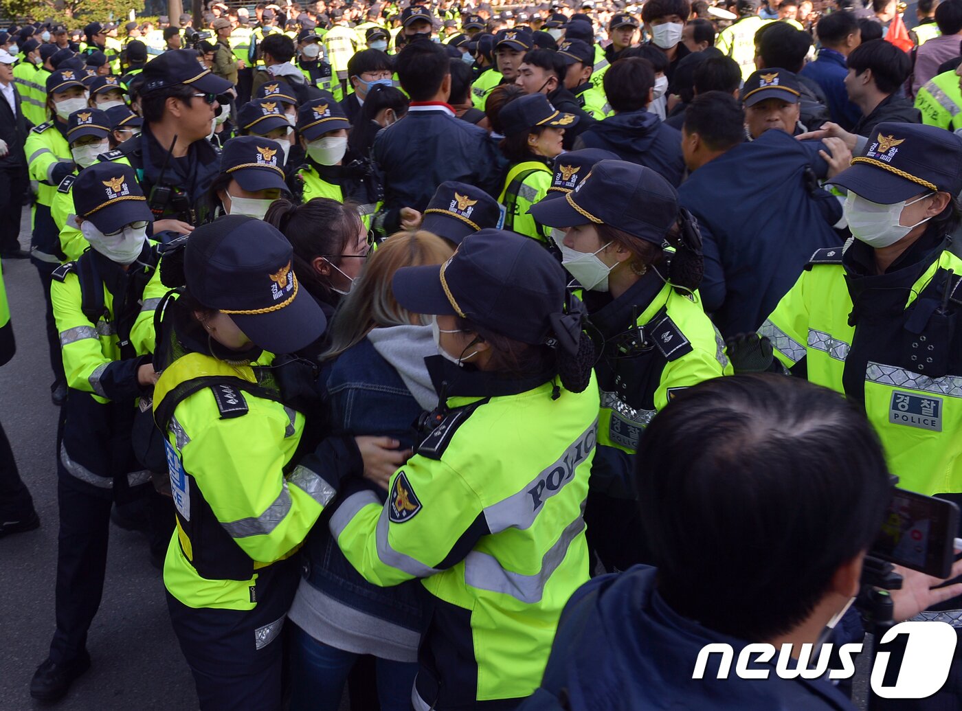 본문 이미지 - 21일 오후 광주 동구 5·18민주광장에서 열린 제1회 광주퀴어문화축제를 반대하는 시민들이 축제 참가자들의 행진을 방해하기 위해 경찰저지선을 뚫으려다 경찰에 제지당하고 있다 2018.10.21/뉴스1 ⓒ News1 한산 기자
