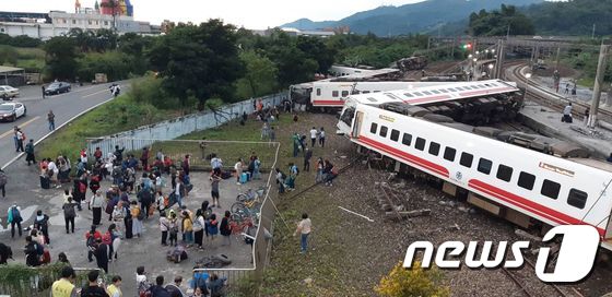 대만 열차 탈선사고로 최소 17명 사망