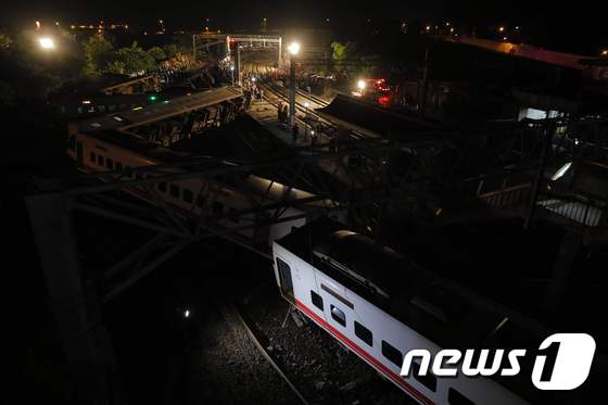 대만서 여객열차 탈선 사고...최소 17명 사망