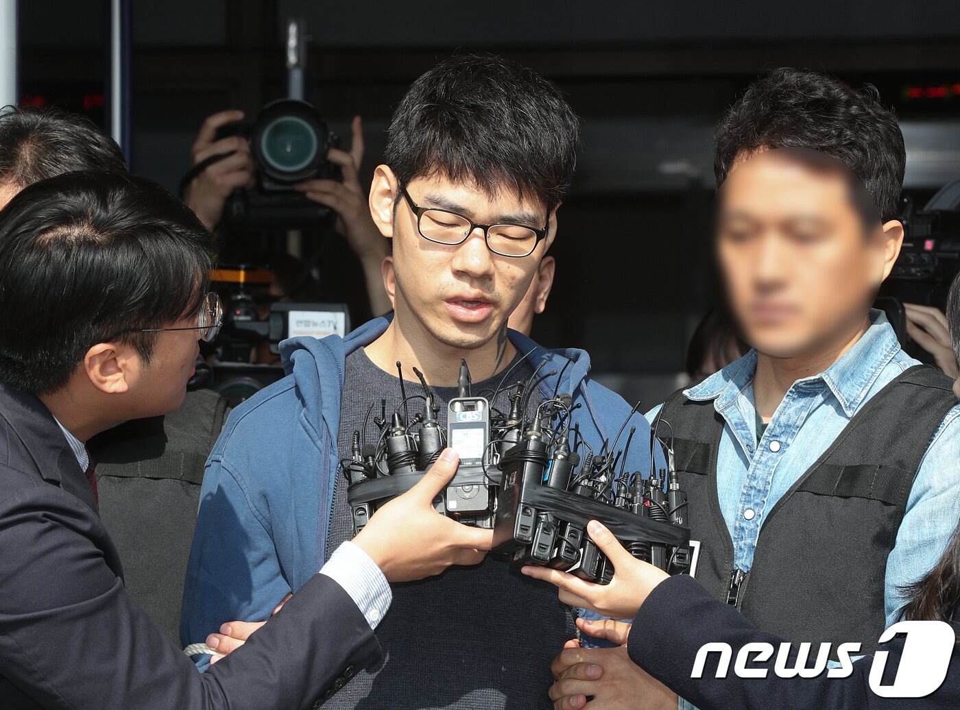 본문 이미지 - PC방 아르바이트생을 살해한 혐의로 구속된 피의자 김성수&#40;29&#41;가 22일 오전 정신감정을 받기 위해 서울 양천경찰서에서 국립법무병원 치료감호소로 이송되고 있다.2018.10.22/뉴스1 ⓒ News1 신웅수 기자