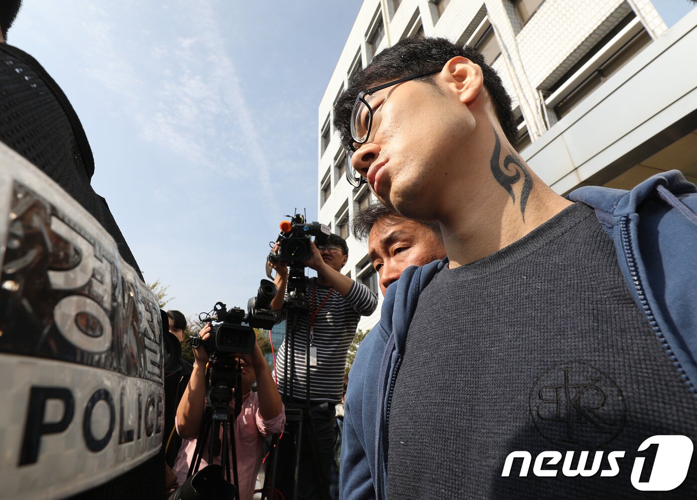 본문 이미지 - PC방 아르바이트생을 살해한 혐의로 구속된 피의자 김성수&#40;29&#41;가 22일 오전 정신감정을 받기 위해 서울 양천경찰서에서 국립법무병원 치료감호소로 이송되고 있다.2018.10.22/뉴스1 ⓒ News1 신웅수 기자