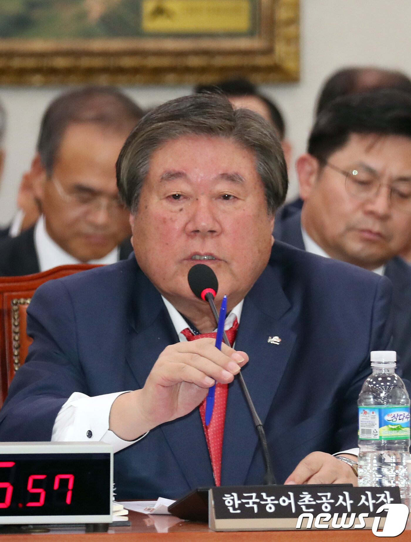 본문 이미지 - 최규성 한국농어촌공사사장이 22일 서울 여의도 국회에서 열린 농림축산식품해양수산위원회의 한국농어촌공사 대한 국정감사에서 의원질의에 답변하고 있다. 2018.10.22/뉴스1 ⓒ News1 김명섭 기자