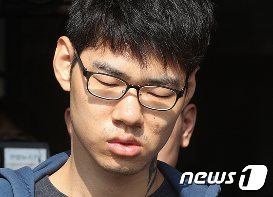 PC방 아르바이트생을 살해한 혐의로 구속된 피의자 김성수(29)가 22일 오전 정신감정을 받기 위해 서울 양천경찰서에서 국립법무병원 치료감호소로 이송되고 있다.2018.10.22/뉴스1 © News1 신웅수 기자