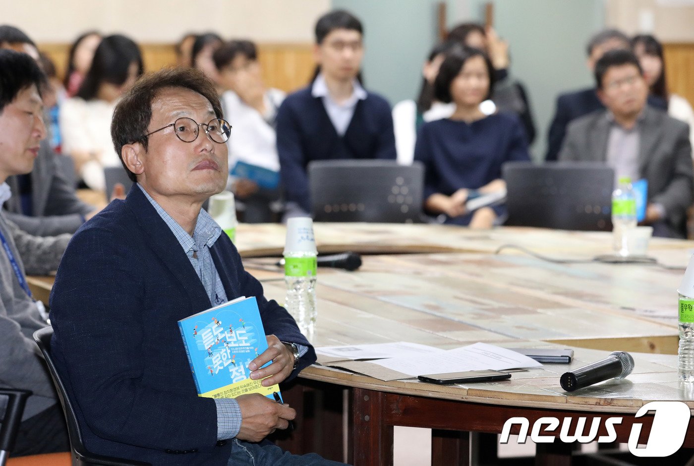 조희연 서울시교육감이 22일 오후 서울 종로구 서울교육청에서 열린 &#39;듣도 보도 못한 정치&#39; 북 콘서트에 참석해 저자의 발언을 경청하고 있다. 2018.10.22/뉴스1 ⓒ News1 이재명 기자