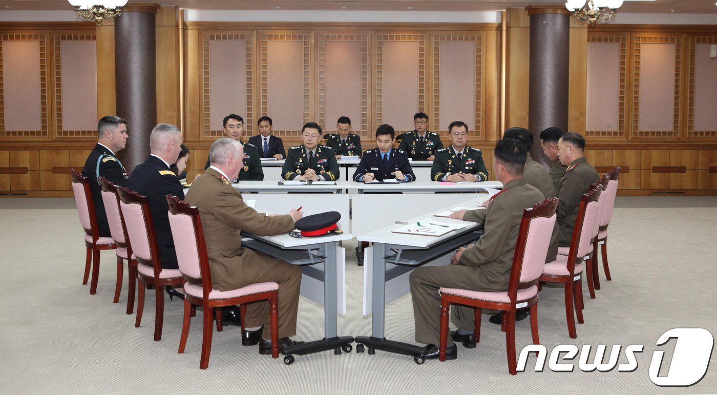 본문 이미지 - 22일 판문점에서 공동경비구역(JSA) 비무장화를 위한 남북한·유엔사 간 3자협의체 2차 회의에서 남측 조용근 국방부 북한정책과장, 북측 엄창남 대좌, 유엔사 측 군사정전위원회 비서장 해밀턴 대령 등이 마주 앉아회의하고 있다.(국방부 제공)2018.10.22/뉴스1