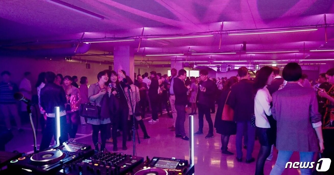 본문 이미지 - 지난 19일 종로구 송월길에서 주한 스위스 대사관 사전 개관식이 열렸다. (주한스위대사관 제공)ⓒ News1