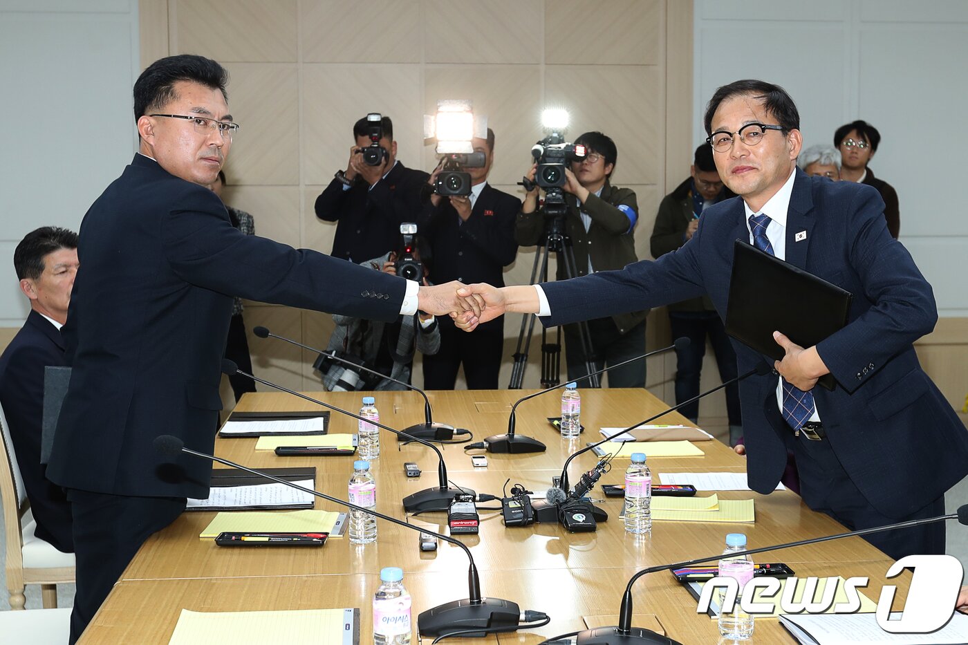 본문 이미지 - 개성 남북공동연락사무소에서 남북 산림협력분과회담 종결회의가 진행되고 있다. 박종호 산림청 차장(오른쪽)과 김성준 국토환경보호성 산림총국 부총국장이 공동선언문을 교환하고 악수하고 있다. 20181022. 사진공동취재단/중앙일보 장진영 기자 ⓒ News1 사진공동취재단