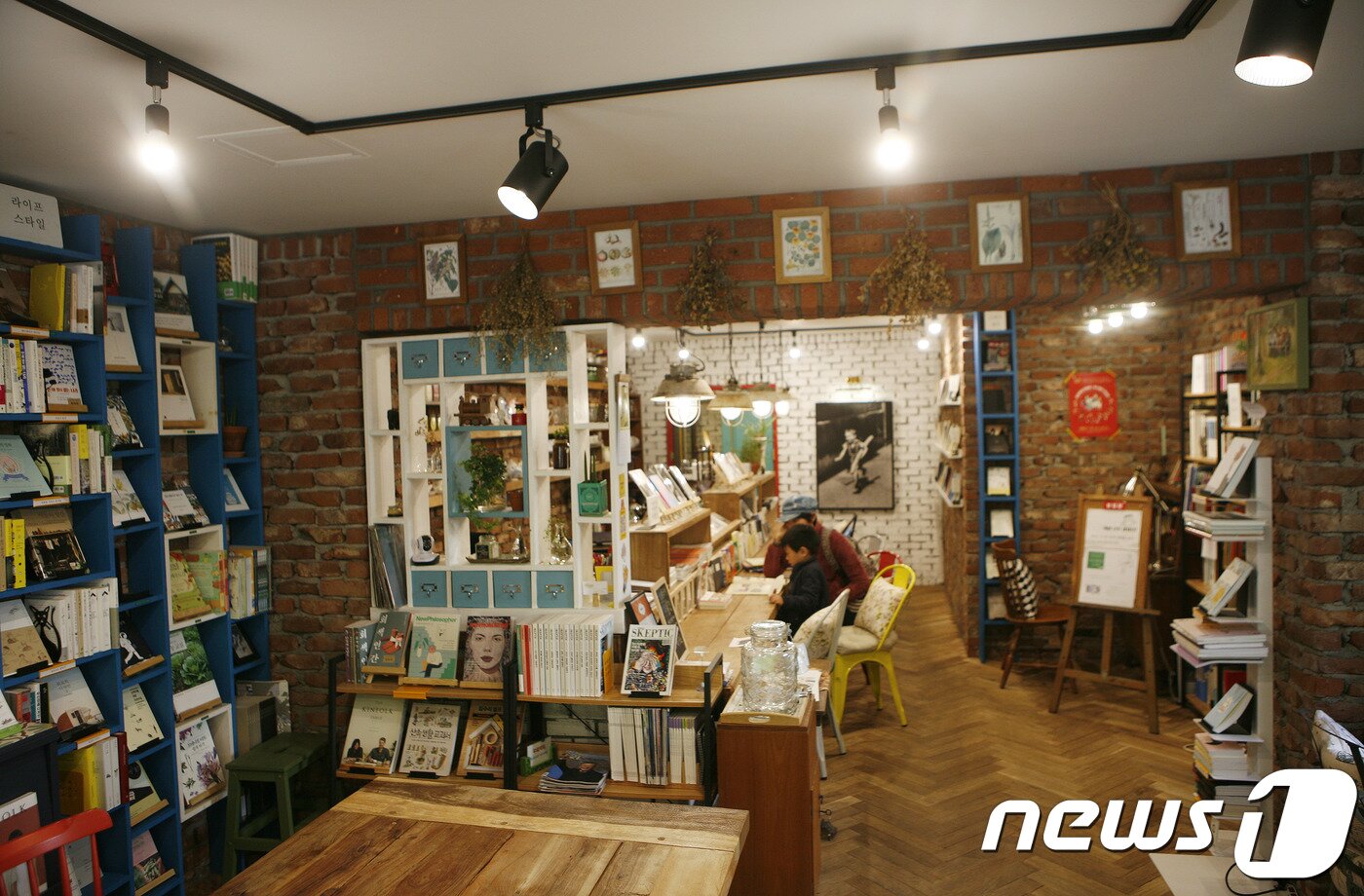 본문 이미지 - 원주의 작은서점인 스몰굿씽의 내부 모습(한국관광공사 제공)/뉴스1 ⓒ News1