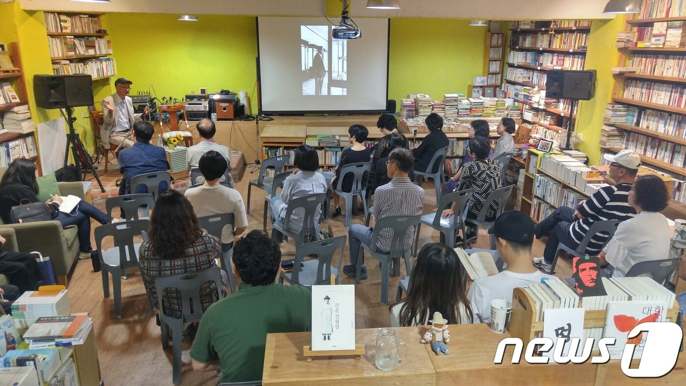 본문 이미지 - 대구 물레책방의 간송 전형필의 저자와 함께하는 문화행사 모습(한국관광공사 제공)/뉴스1 ⓒ News1