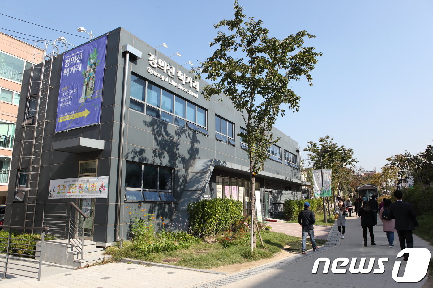 본문 이미지 - 서울 경의선 책거리 모습(한국관광공사 제공)/뉴스1 ⓒ News1