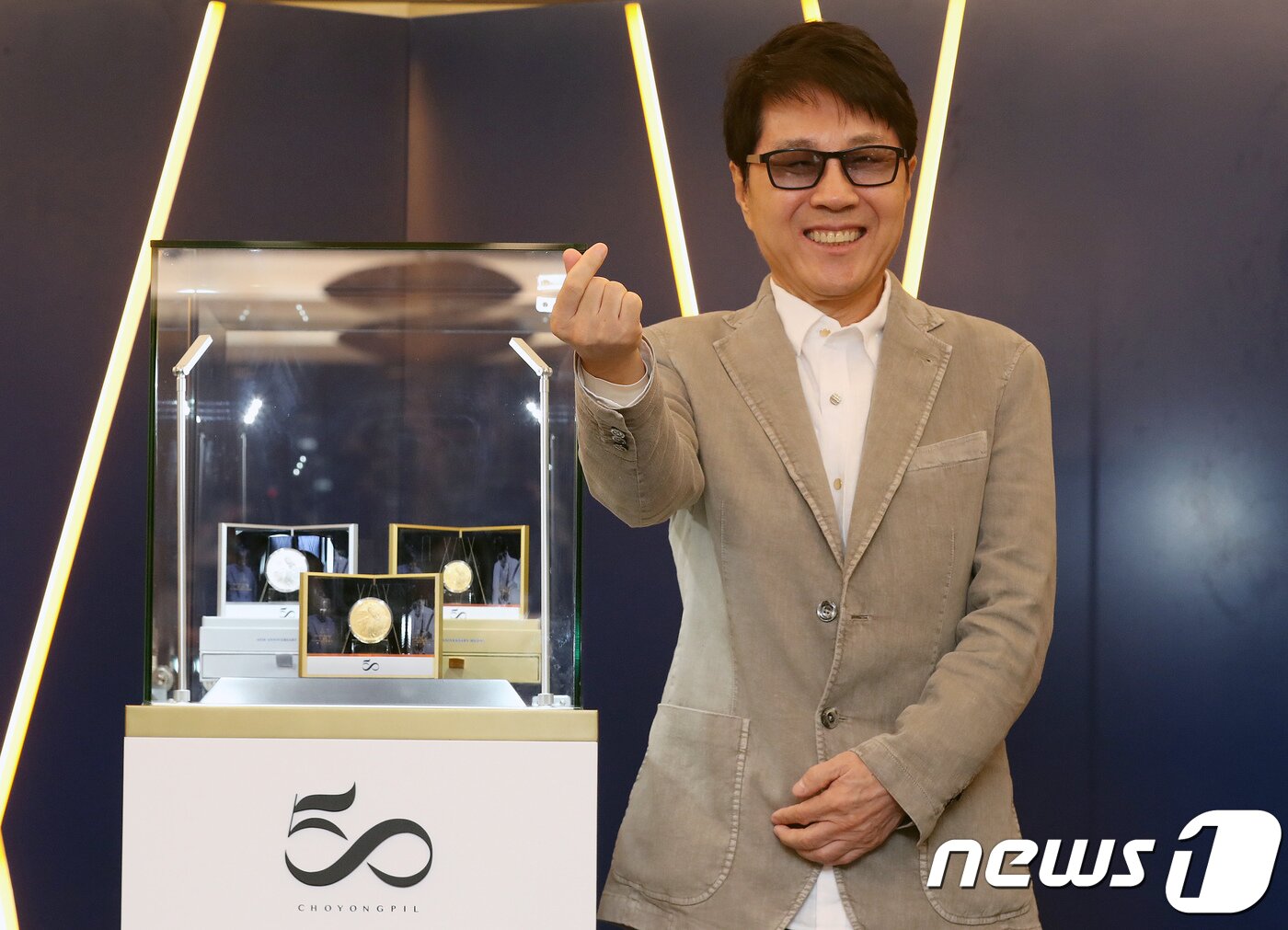 본문 이미지 - 가수 조용필이 23일 오전 서울 소공동 롯데호텔에서 열린 가왕 '조용필 데뷔 50주년 기념메달' 공개행사에서 기념촬영을 하고 있다. 2018.10.23/뉴스1 ⓒ News1 박세연 기자