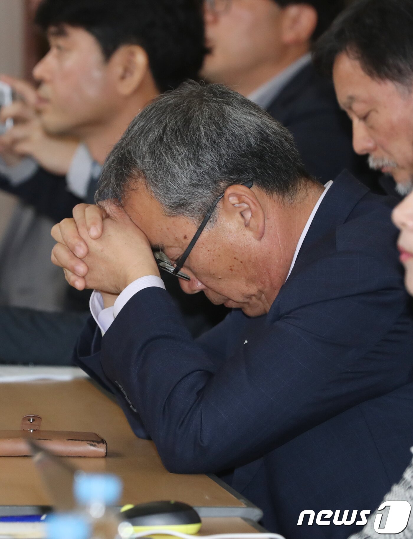 본문 이미지 - 류건덕 제천 화재 참사 유가족 대표가 23일 오전 충북도청 대회의실에서 열린 충청북도에 대한 국회 행정안전위원회 국정감사에서 두손을 모으고 있다. 2018.10.23/뉴스1 ⓒ News1 김용빈 기자