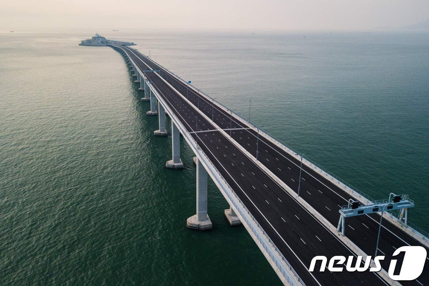 본문 이미지 - 일직선으로 쭉  뻗은  강주아오대교의 모습 ⓒ AFP=뉴스1 ⓒ News1 박형기 기자