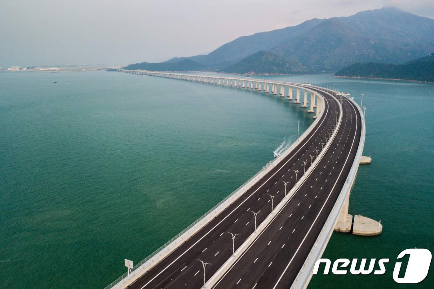 본문 이미지 - 마치 화살 모양으로 휘어져 있는 강주아오 대교의 모습  ⓒ AFP=뉴스1 ⓒ News1 박형기 기자
