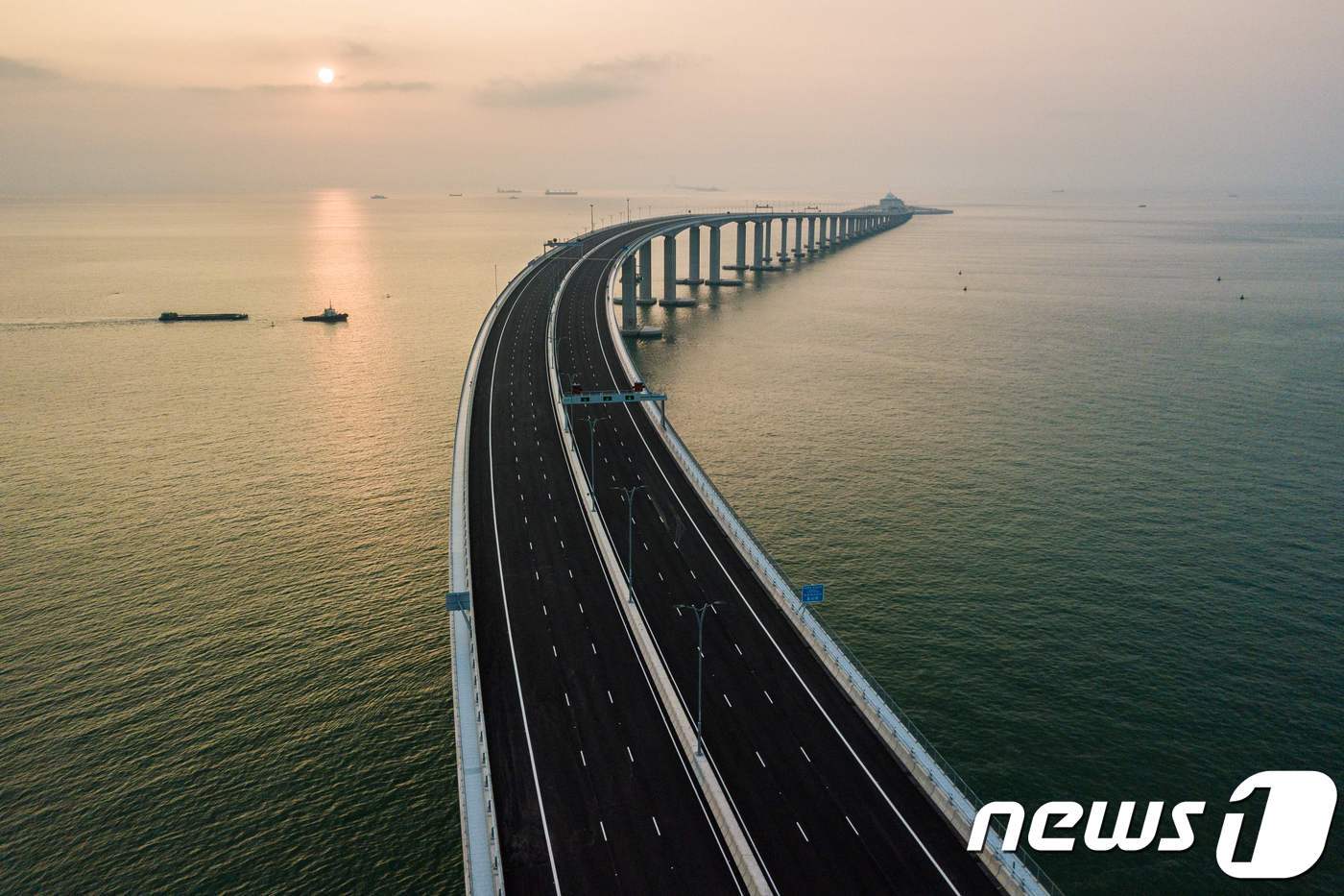 본문 이미지 - 해질녘 강주아오대교의 전경  ⓒ AFP=뉴스1 ⓒ News1 박형기 기자