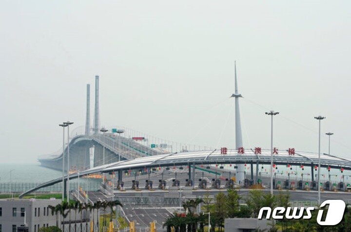 본문 이미지 - 강주아오대교 입구. 오른쪽 아래에 빨간색으로 '강주아오'대교라고 쓰여 있다.ⓒ AFP=뉴스1 ⓒ News1 박형기 기자