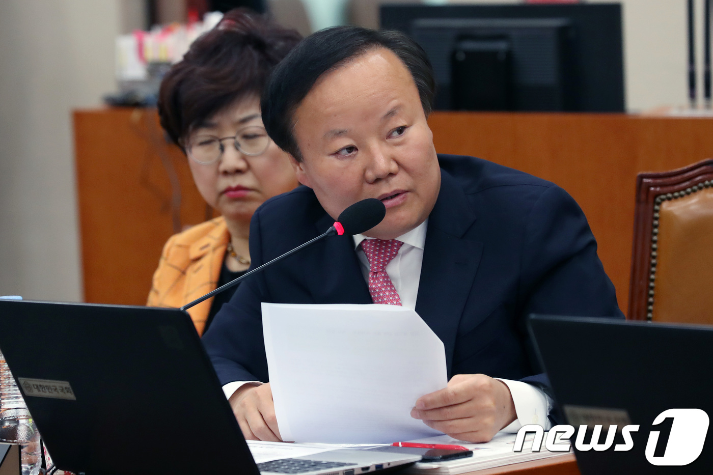 (서울=뉴스1) 임세영 기자 = 김재원 자유한국당 의원이 23일 오후 서울 여의도 국회에서 열린 문화체육관광위원회의 대한체육회, 국민체육진흥공단, 한국체육산업개발(주), 태권도진흥 …