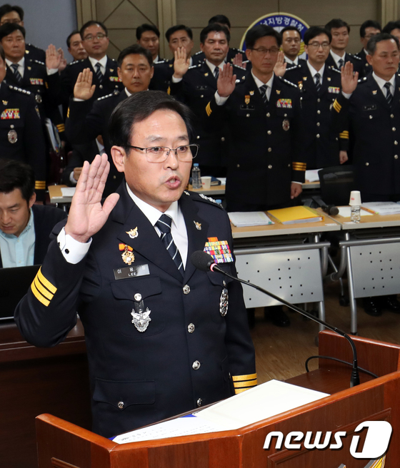 [국감] 선서하는 이용표 경남지방경찰청장