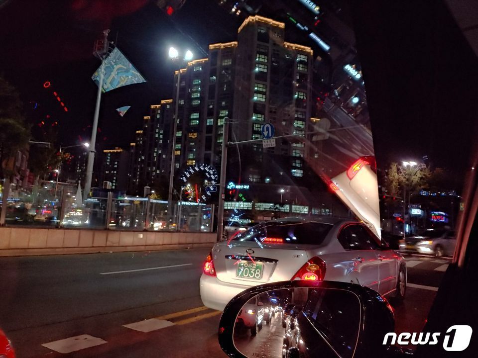 본문 이미지 - V40씽큐로 야간에 촬영한 영상. 유리에 비치는 빛도 선명하게 표현한다. ⓒ News1