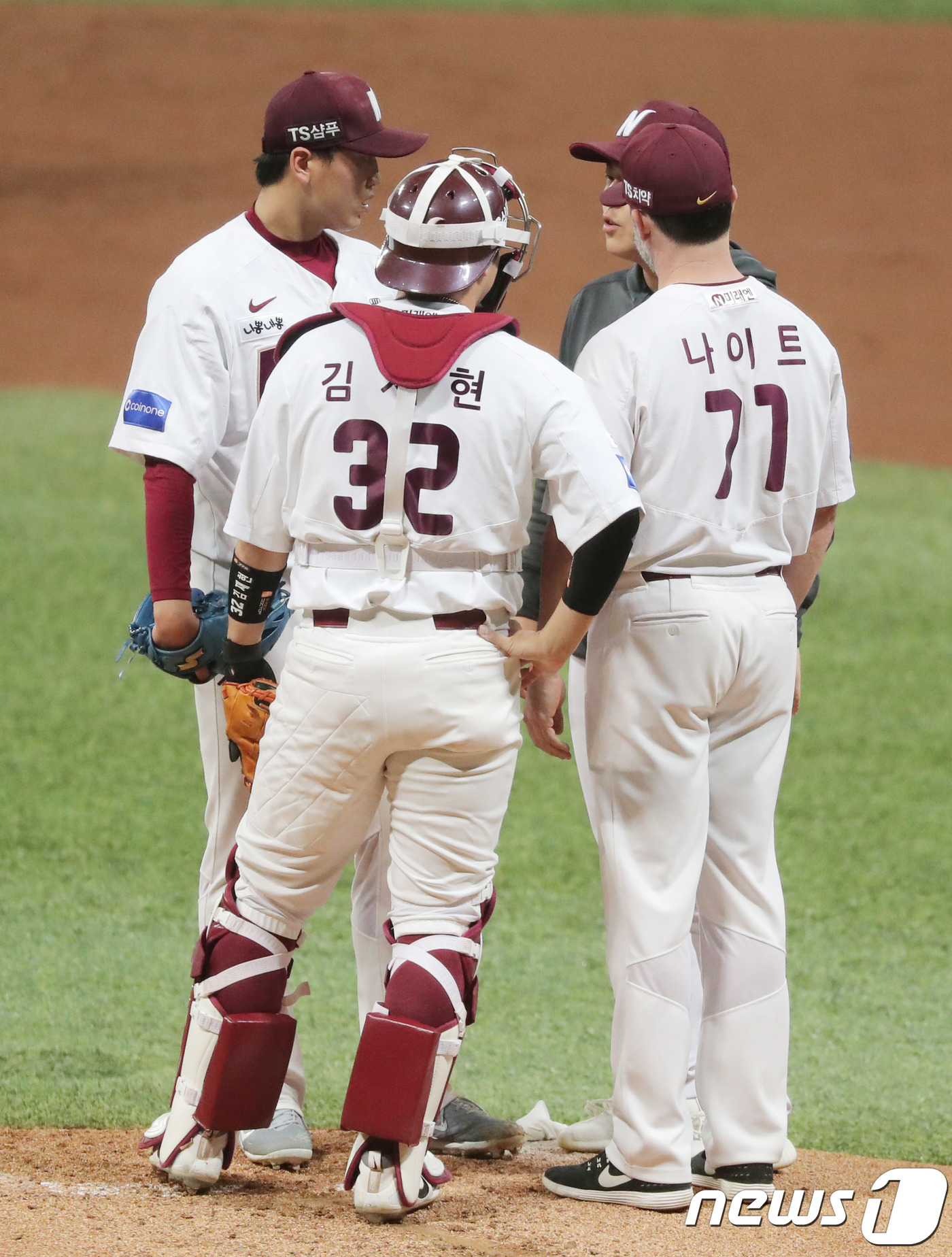 (서울=뉴스1) 이재명 기자 = 23일 오후 서울 구로구 고척스카이돔에서 열린 '2018 프로야구 신한은행 마이카 KBO리그 포스트시즌' 준플레이오프 4차전 한화 이글스와 넥센 히 …