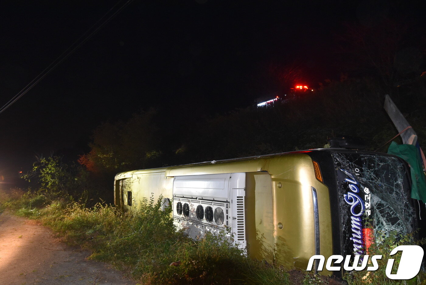 본문 이미지 - 사고난 버스(제공=논산소방서)ⓒ News1