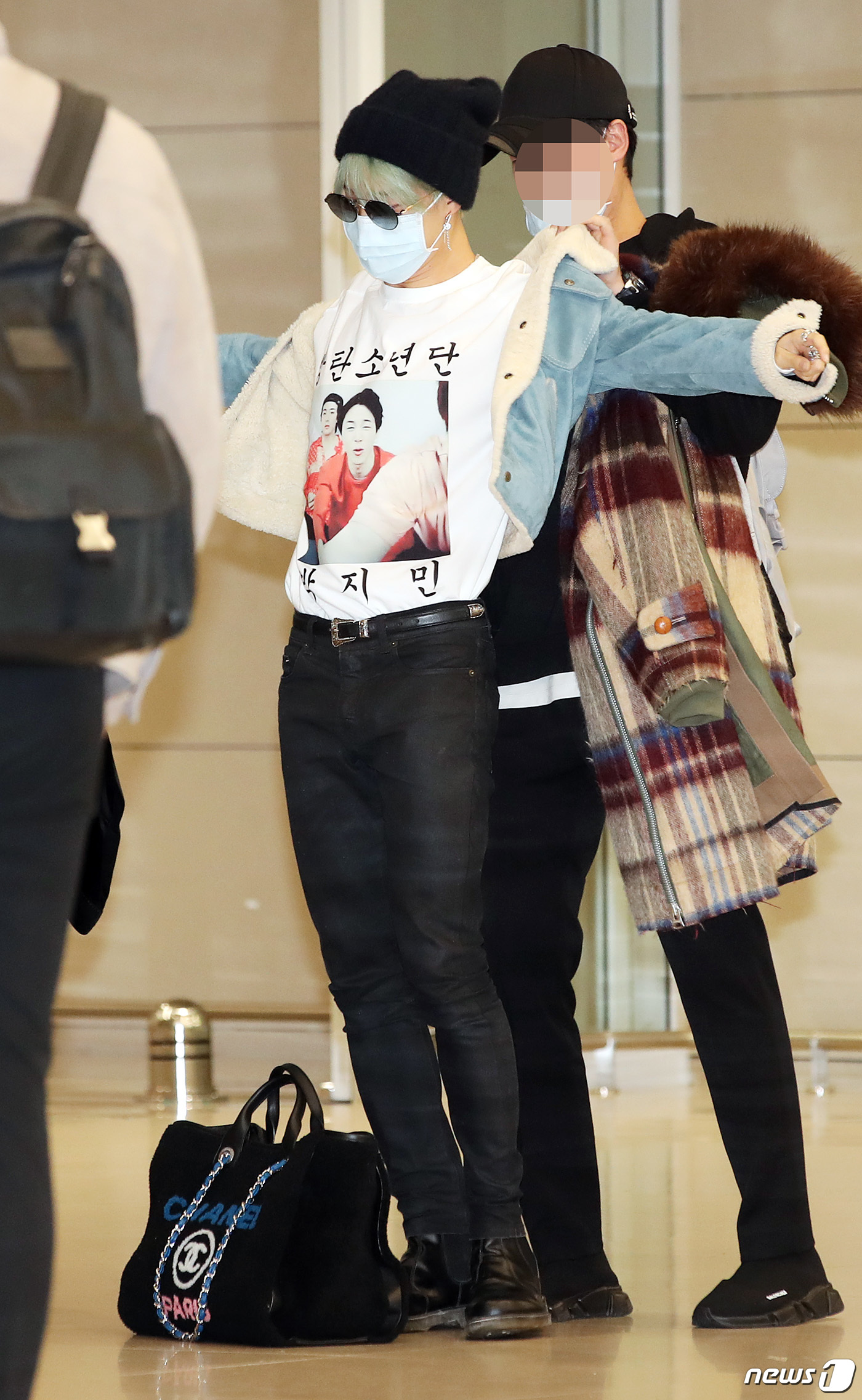 (인천공항=뉴스1) 권현진 기자 = K-POP 역사를 새로 쓰고 있는 방탄소년단(BTS) 지민이 24일 오전 인천국제공항 통해 북미와 유럽투어를 성공적으로 마치고 입국해 팬서비스를 …