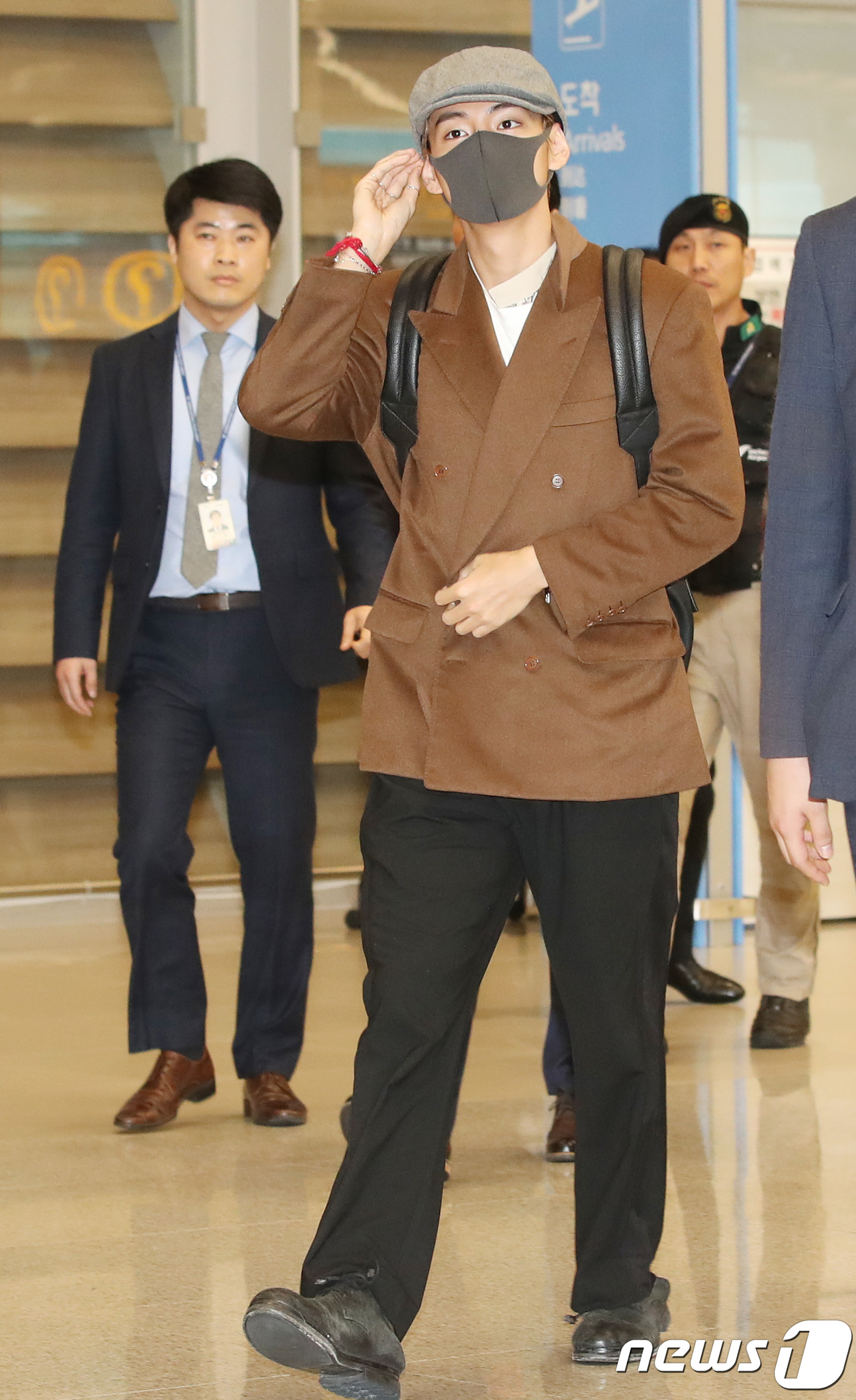 (인천공항=뉴스1) 권현진 기자 = K-POP 역사를 새로 쓰고 있는 방탄소년단(BTS) 뷔가 24일 오전 인천국제공항 통해 북미와 유럽투어를 성공적으로 마치고 입국하고 있다.방탄 …