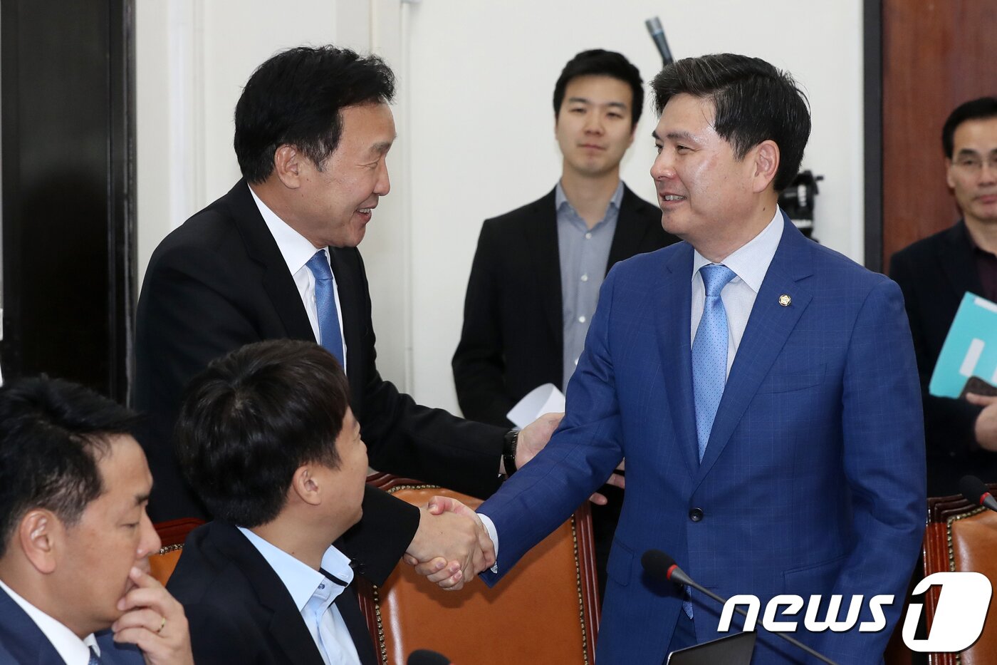 본문 이미지 - 손학규 바른미래당 대표와 지상욱 의원이 지난 24일 서울 여의도 국회에서 열린 최고위원회의에 참석해 악수를 하고 있다 2018.10.24/뉴스1 ⓒ News1 민경석 기자