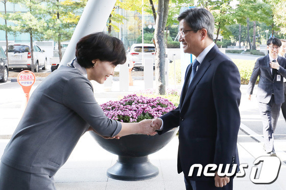 김명수 대법원장, 안양지원 시작으로 전국 판사 의견 정취