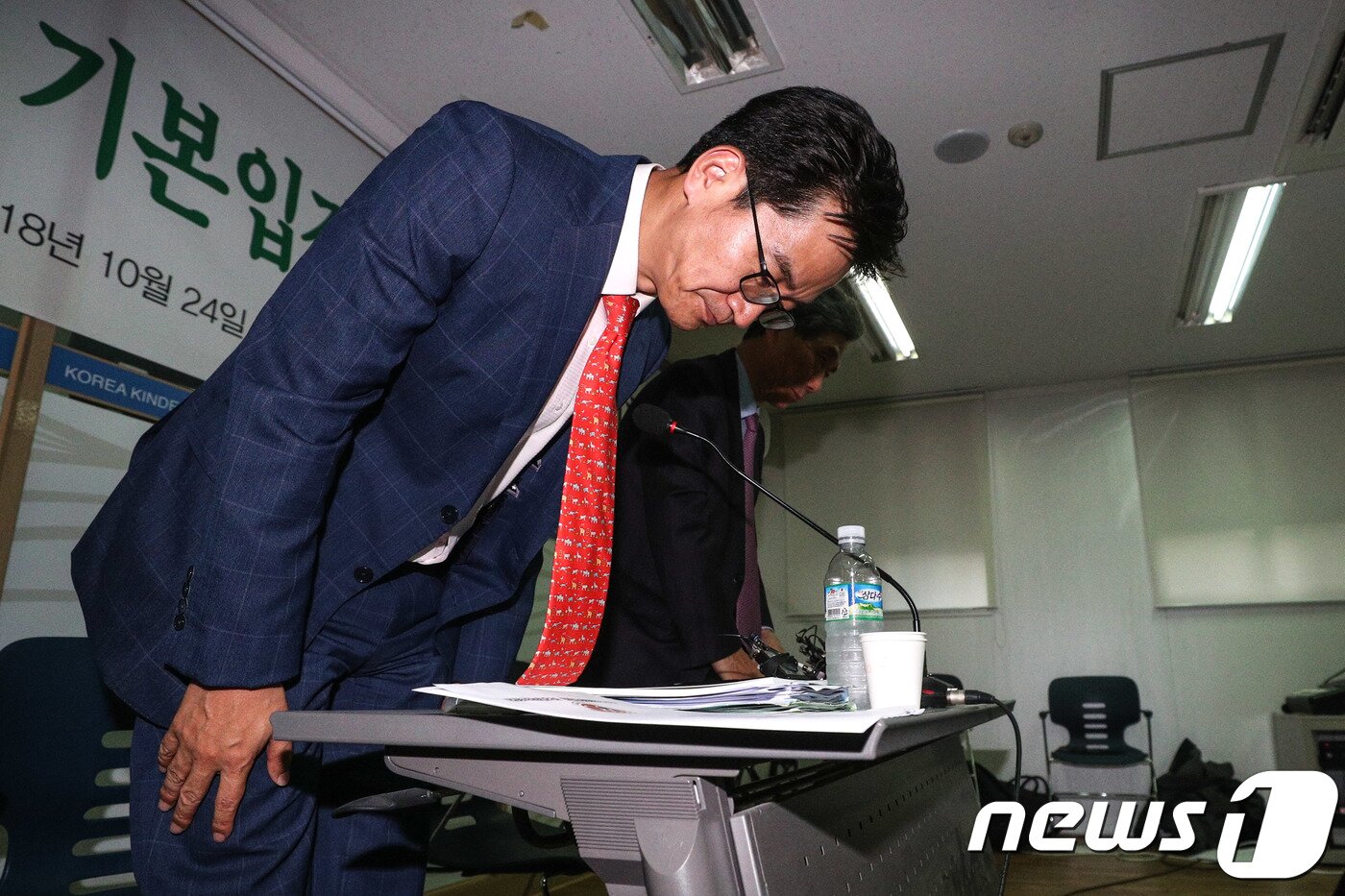 본문 이미지 - '사립유치원 비리 종합대책 발표'를 하루 앞둔 24일 오후 이덕선 한국유치원총연합회 비상대책위원장이 서울 용산구 한국유치원총연합회에서 기자회견을 갖고 사립유치원 기본입장 및 자정노력 계획발표를 한 뒤 고개 숙여 사과하고 있다. 2018.10.24/뉴스1 ⓒ News1 성동훈 기자