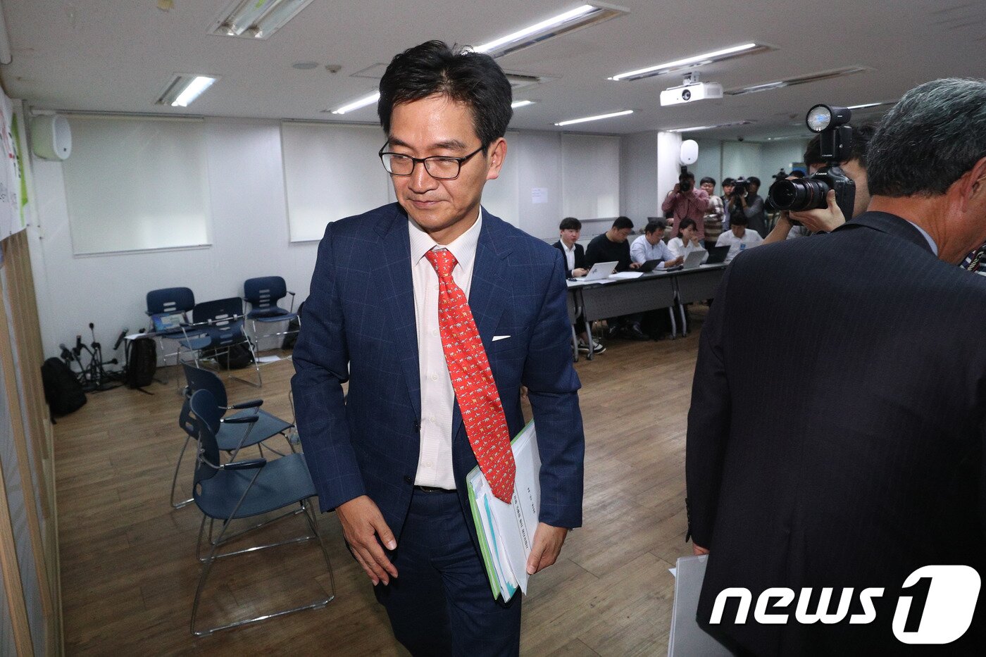 본문 이미지 - '사립유치원 비리 종합대책 발표'를 하루 앞둔 24일 오후 이덕선 한국유치원총연합회 비상대책위원장이 서울 용산구 한국유치원총연합회에서 기자회견을 갖고 사립유치원 기본입장 및 자정노력 계획발표를 한 뒤 기자회견장을 나서고 있다. 2018.10.24/뉴스1 ⓒ News1 성동훈 기자