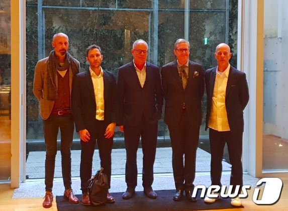 본문 이미지 - 헤르조그 앤 드 뫼롱의 건축가 자크 헤르조그(맨 오른쪽)과 피에르 드 뫼롱(가운데)가 24일 기자간담회를 마친 후 관계자들과 기념사진을 찍고 있다.ⓒ News1