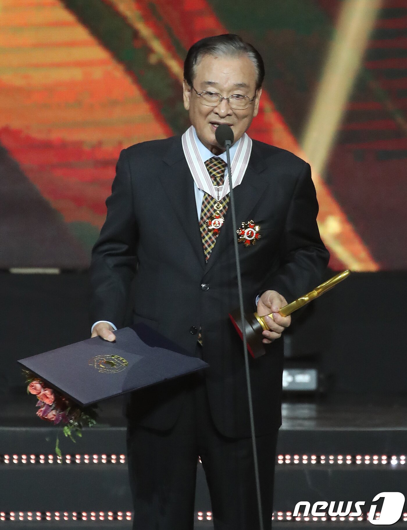 본문 이미지 - 배우 이순재가 24일 오후 서울 올림픽공원 올림픽홀에서 열린 ‘2018 대한민국 대중문화예술상’ 시상식에 참석해 은관문화훈장을 받은 뒤 소감을 말하고 있다. 2018.10.24./뉴스1 ⓒ News1 권현진 기자