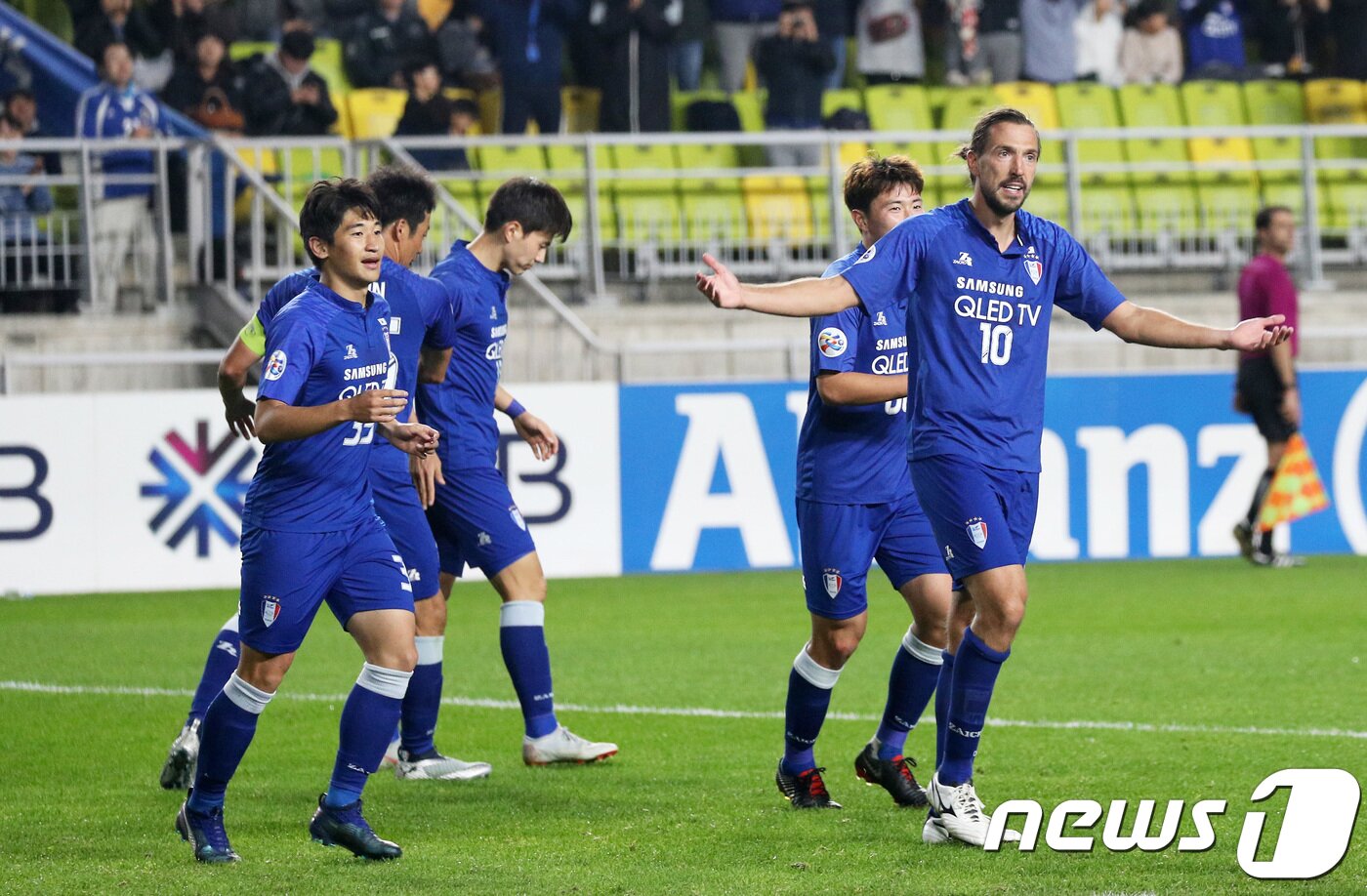 본문 이미지 - 24일 오후 경기도 수원시 팔달구 수원월드컵경기장에서 열린 2018 아시아축구연맹(AFC) 챔피언스 리그 4강 2차전 수원 삼성 블루윙즈와 가시마 앤틀러스의 경기에서 수원 데얀이 팀의 세번째 골을 성공시킨 후 동료 선수들과 기뻐하고 있다. 2018.10.24/뉴스1 ⓒ News1 오장환 기자