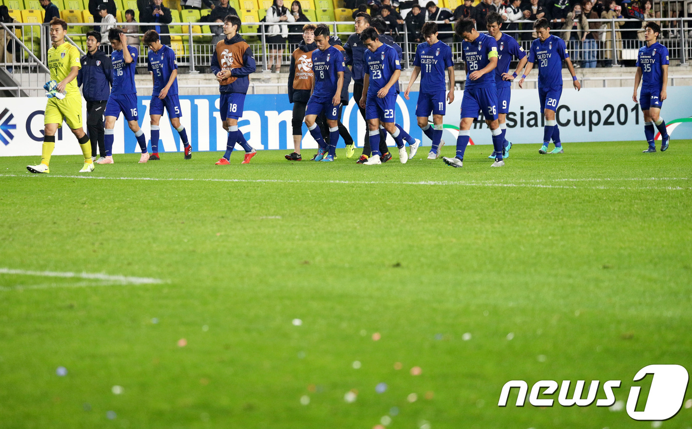 (수원=뉴스1) 오장환 기자 = 24일 오후 경기도 수원시 팔달구 수원월드컵경기장에서 열린 2018 아시아축구연맹(AFC) 챔피언스 리그 4강 2차전 수원 삼성 블루윙즈와 가시마 …