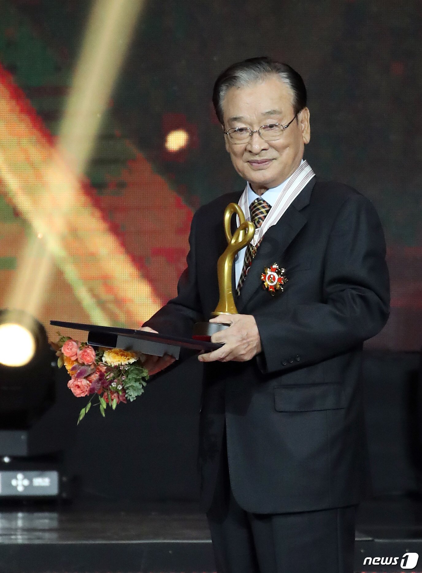 본문 이미지 - 배우 이순재가 24일 오후 서울 올림픽공원 올림픽홀에서 열린 ‘2018 대한민국 대중문화예술상’ 시상식에 참석해 은관문화훈장을 받은 뒤 미소를 짓고 있다. 2018.10.24/뉴스1 ⓒ News1 권현진 기자