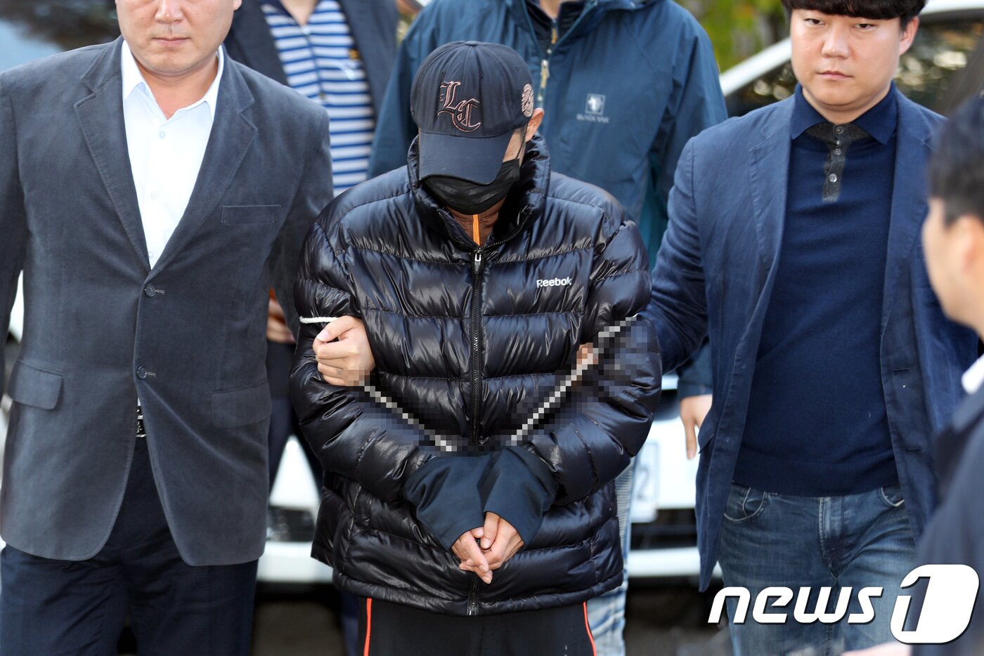 본문 이미지 - 주차장에서 전 부인을 흉기로 살해한 전 남편 김모씨가 영장실질심사를 받기 위해 25일 오전 서울남부지법으로 들어서고 있다. 김 씨는 지난 22일 새벽 서울 강서구의 한 아파트 주차장에서 전 부인 이 씨를 흉기로 찔러 숨지게 한 혐의를 받고 있다. ⓒ News1 이광호 기자