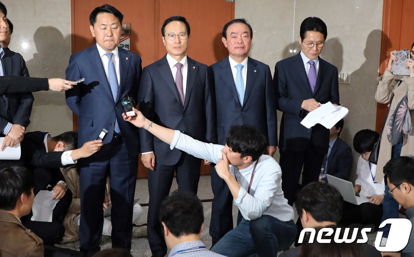 본문 이미지 - 홍영표 더불어민주당 원내대표 포함한 4당 원내대표가 지난 25일 오전 서울 여의도 국회에서 사법농단 관련 특별재판부 설치 촉구 기자회견을 마치고 취재진 질문에 답하고 있다. 왼쪽부터 김관영 바른미래당 원내대표, 홍영표 더불어민주당, 장병완 민주평화당, 윤소하 정의당. 2018.10.25/뉴스1 ⓒ News1 김명섭 기자