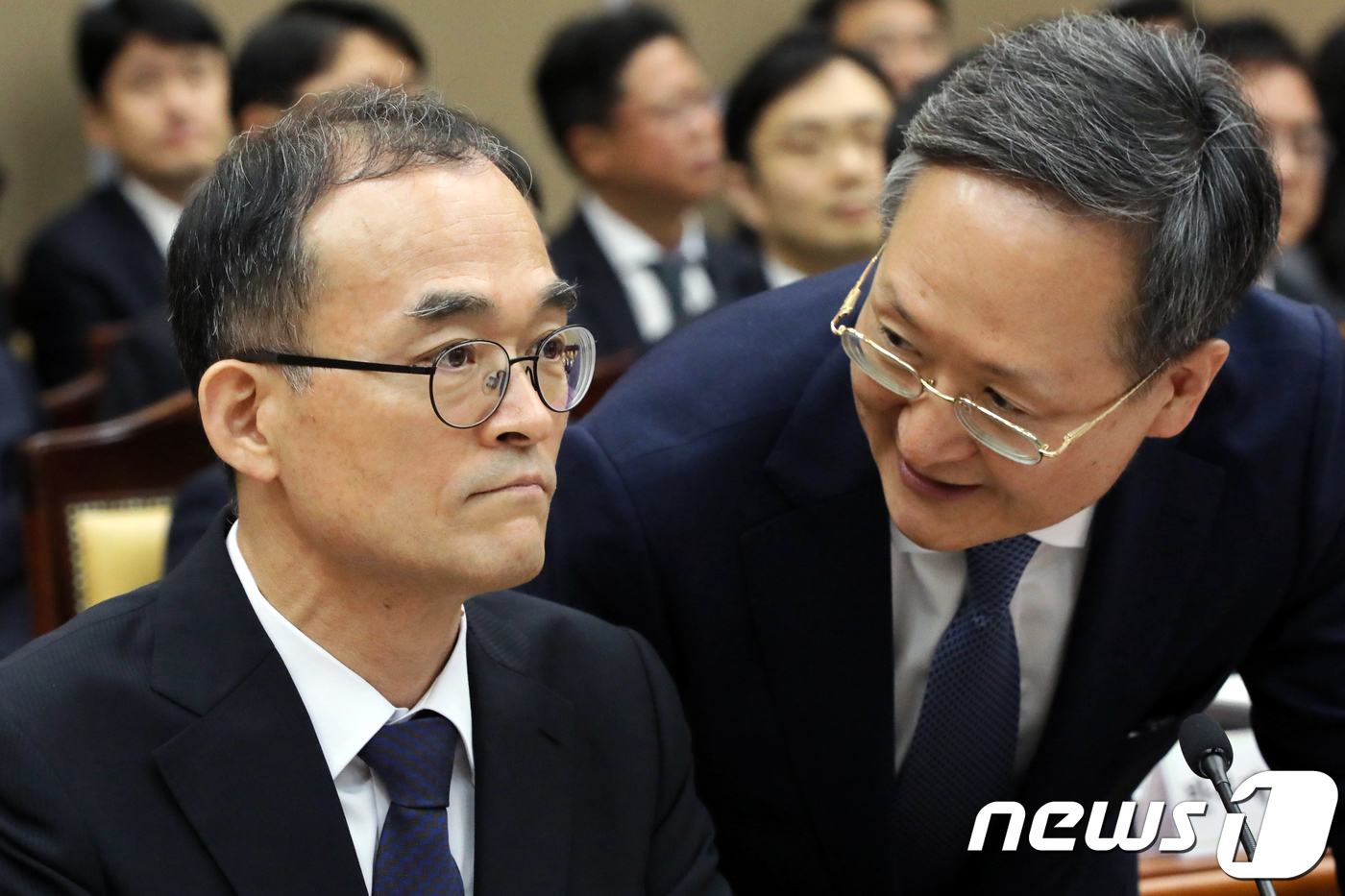 (서울=뉴스1) 안은나 기자 = 문무일 검찰총장이 25일 서울 서초구 대검찰청에서 열린 국회 법제사법위원회 국정감사에서 봉욱 차장검사와 대화하고 있다. 2018.10.25/뉴스1