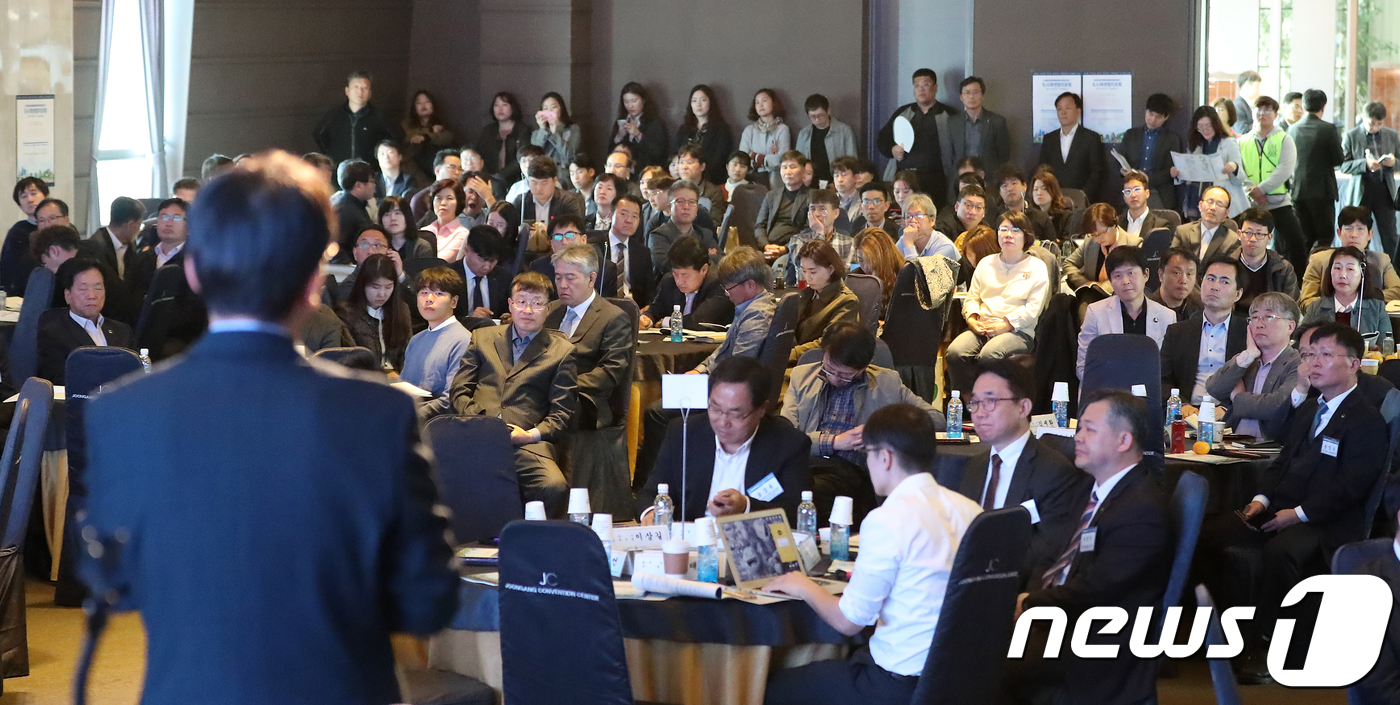 (대구=뉴스1) 공정식 기자 = 전국 도시재생 관계자들이 한자리에 모여 도시와 지역민의 미래를 모색하는 ‘2018 대구 도시재생 한마당’ 행사가 25일 대구 북구 침산동 대구삼성창 …