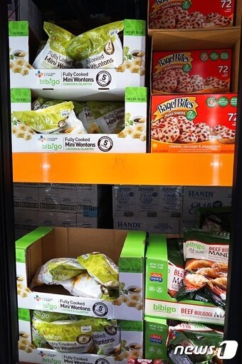 본문 이미지 - 미국 코스트코에 CJ 비비고 제품들이 진열돼 있다. ⓒ News1