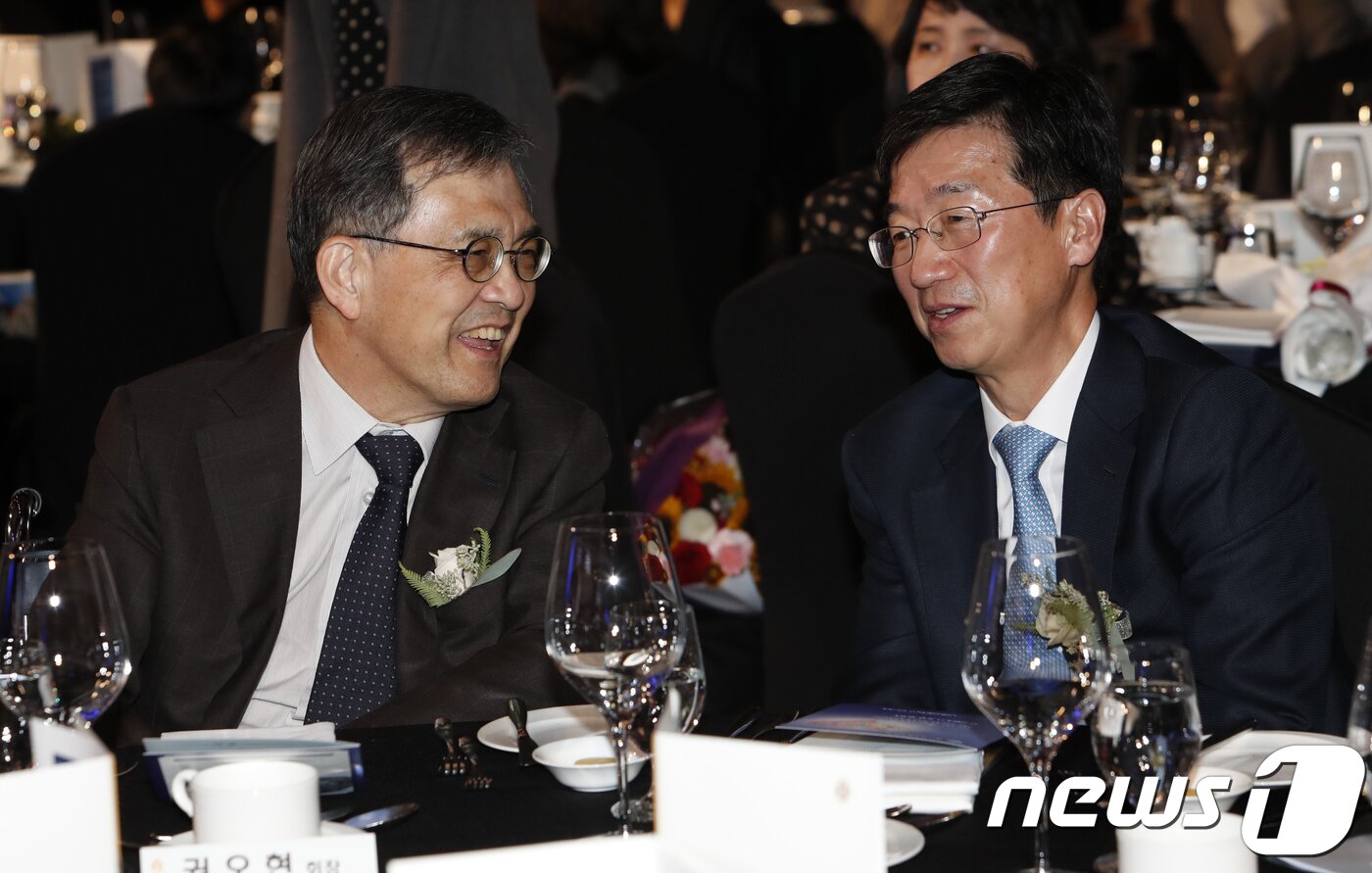 본문 이미지 - 박성욱 한국반도체산업협회장(SK하이닉스 부회장)과 권오현 삼성전자 회장(왼쪽)이 25일 오후 서울 코엑스 인터컨티넨탈 호텔에서 열린 '제11회 반도체의 날' 기념식에서 대화하고 있다. 이날 산업통상자원부는 반도체 산업 발전에 각고의 노력을 기울인 반도체산업 유공자 47명에게 정부 포상을 했다. 2018.10.25/뉴스1 ⓒ News1 이승배 기자
