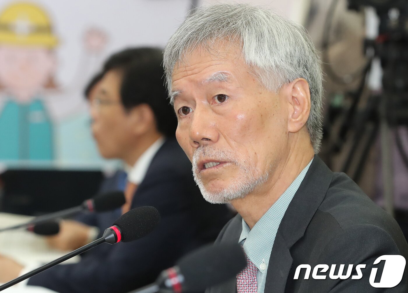 본문 이미지 - 유민봉 자유한국당 의원 26일 오전 제주시 연동 제주도청 대강당에서 열린 국회 행정안전위원회 제주도 국정감사에서 질의하고 있다.2018.10.26/뉴스1 ⓒ News1 이석형 기자