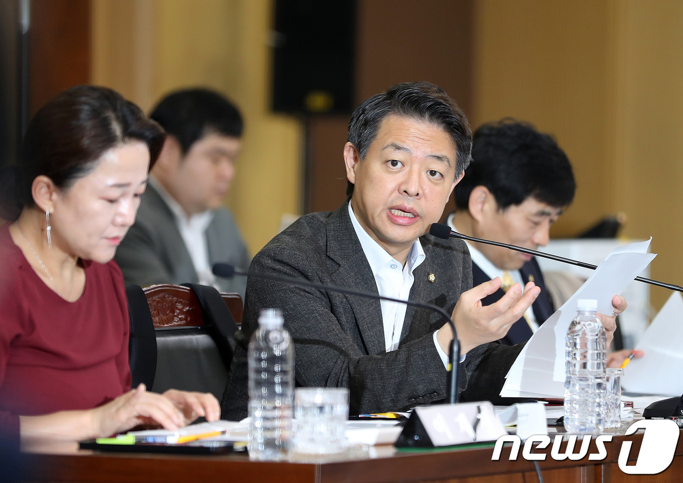 (울산=뉴스1) 이윤기 기자 = 김영호 더불어민주당 의원이 26일 오전 국회 행정안전위원회 국정감사가 열린 울산시청 시민홀 국감장에서 송철호 울산시장에게 질의하고 있다. 2018. …