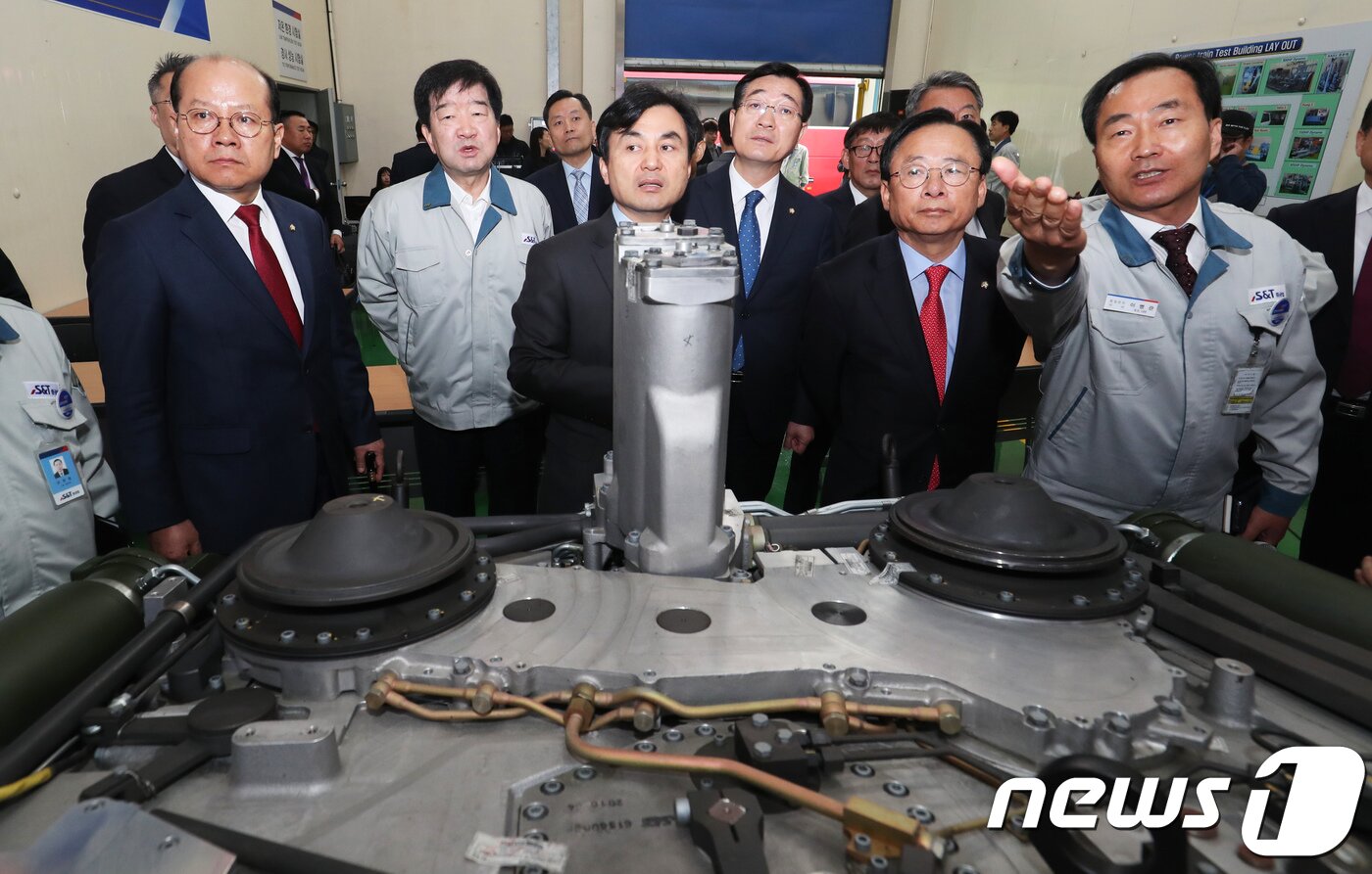 본문 이미지 - 이주영 국회 부의장을 비롯한 국회 국방위원회 의원들이 26일 오전 경남 창원시 성산구 S&T중공업에서 열린 국정감사 현장시찰에서 K2 변속기 등을 살펴보고 있다. 2018.10.26/뉴스1 ⓒ News1 여주연 기자
