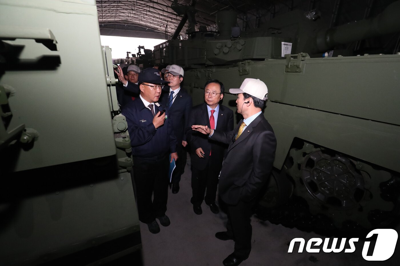 본문 이미지 - 이주영 국회 부의장을 비롯한 국회 국방위원회 의원들이 26일 오전 경남 창원시 성산구 현대로템에서 열린 국정감사 현장시찰에서 K2전차 보관고를 살펴보고 있다. 2018.10.26/뉴스1 ⓒ News1 여주연 기자