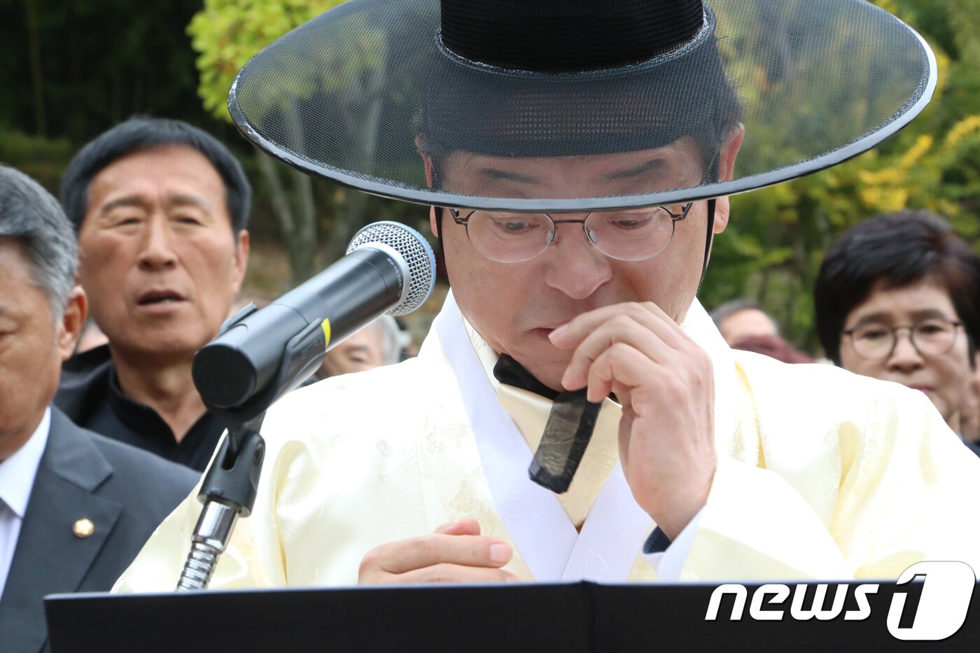 본문 이미지 - 26일 경북 구미시 상모동 박정희 전 대통령 생가에서 열린 '박정희 대통령 제39기 추도식'에서 이철우 경북지사가 추도사를 읽다가 감정이 북받쳐 눈물을 흘리고 있다. 이 지사는 "전직 대통령을 모시는데 함께 화합하는 모습을 보여줬으면 좋겠다＂ 며 ＂경북도는 우리도 한번 잘살아 보자고, 근면하고 자조하고 협동하자고 외치셨던 새마을운동을 세계 빈곤국가를 대상으로 계속 추진해 나가겠다＂고 말했다.2018.10.26/뉴스1 ⓒ News1 정우용 기자 ⓒ News1 정우용 기자