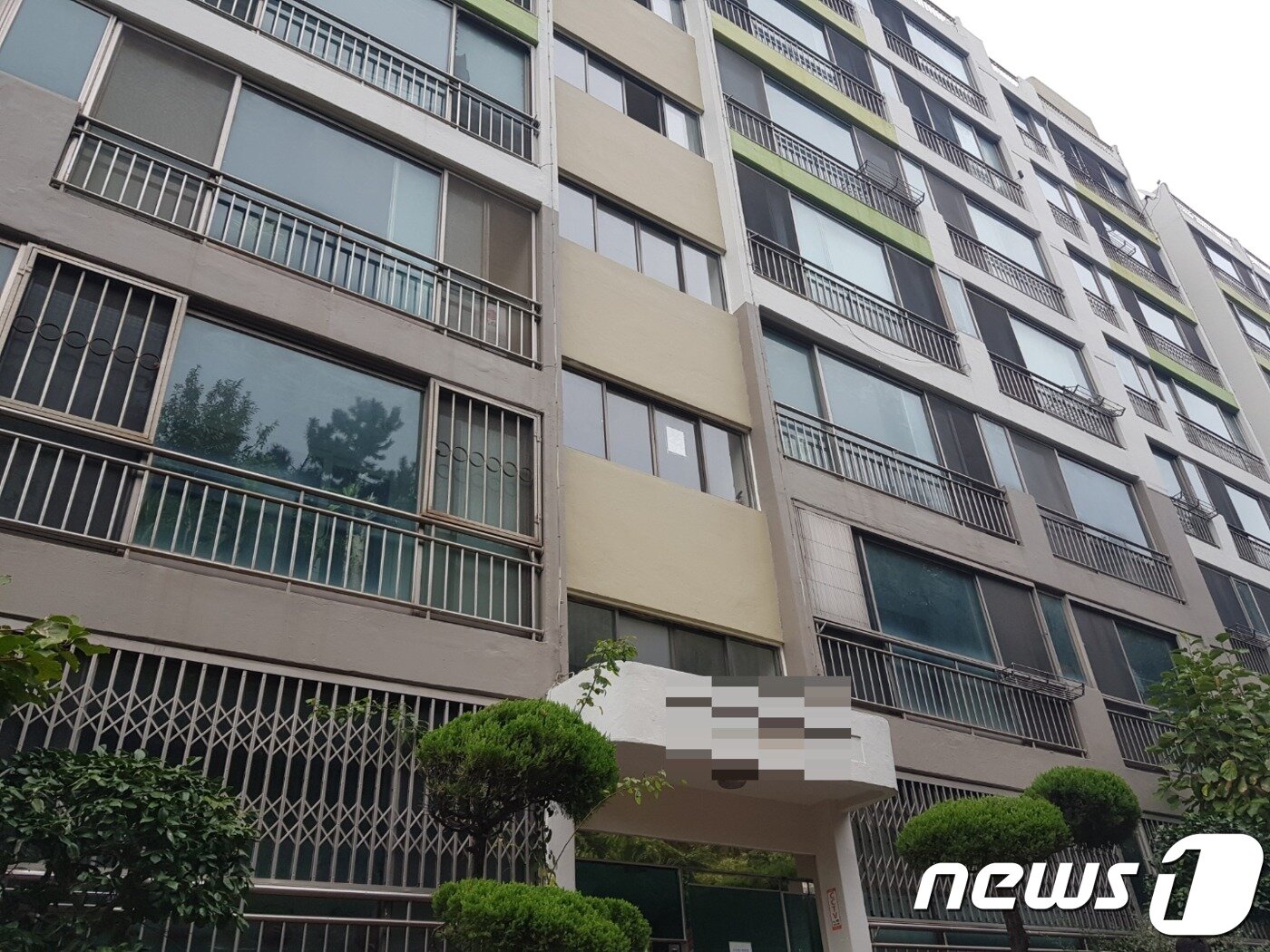 본문 이미지 - 일가족 4명이 피살되고 용의자도 함께 숨진 채 발견된 부산의 한 아파트.ⓒ News1 조아현 기자